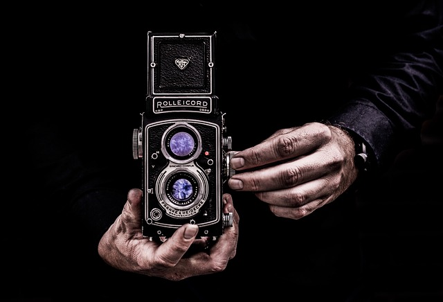 Fotografieren lernen - ein Mann bedient eine alte Kamera von Rollei
