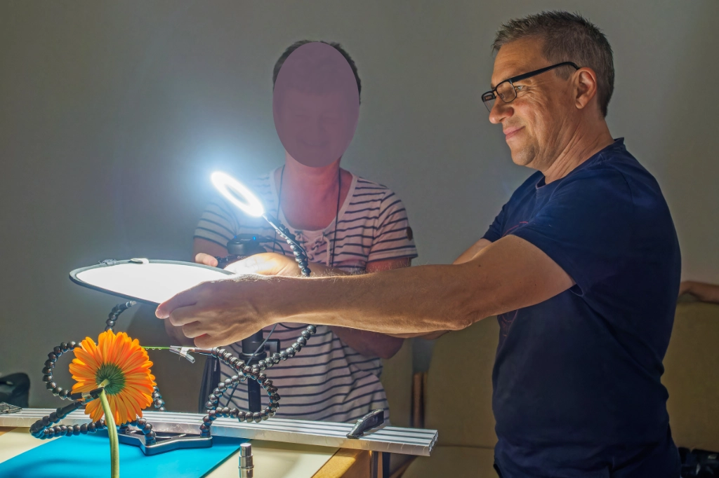 Hier zeige ich einer Workshop Teilnehmerin wie man mit Hilfe eines Diffusors die Lichtreflexe los wird...